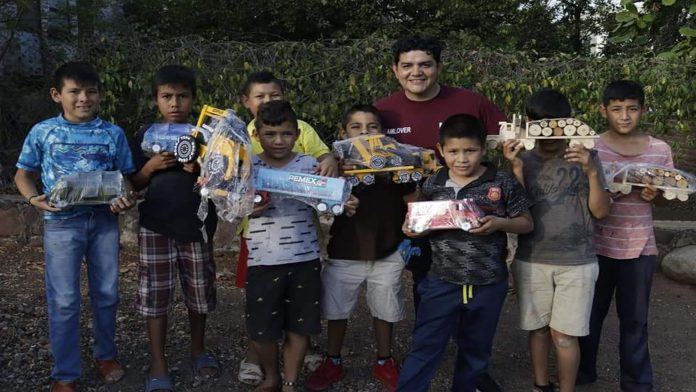 Toño Madriz recorre comunidades marginadas para atender a niños y niñas por el Día de Reyes