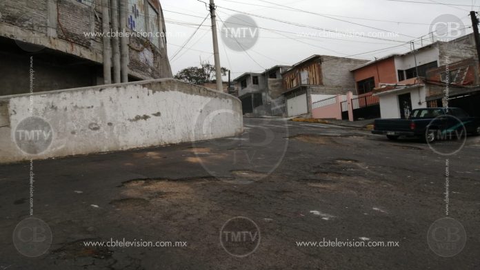 Baches causan accidentes en calles de Morelia