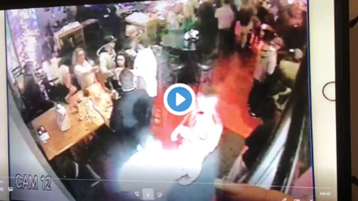 VIDEO (+18): Mata a cliente de un puñetazo dentro de bar