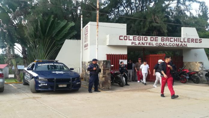 Oficiales de policía vigilan regreso a clase en Michoacán