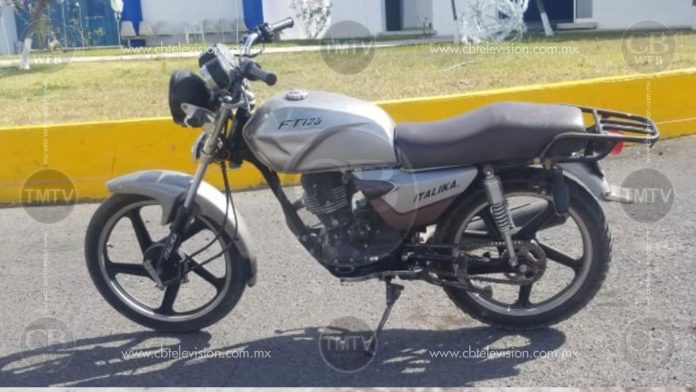Se paseaba en motocicleta robada y lo arresta la policía