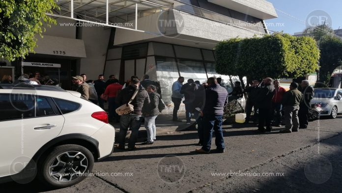 Dejan sin empleo a más de 100 trabajadores del Seguro Popular