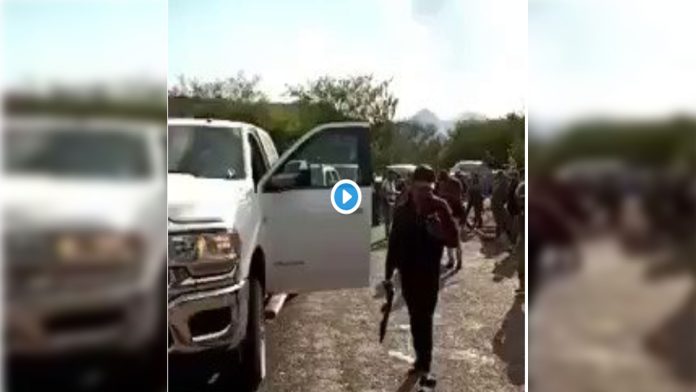 Video: Sicarios de la Familia Michoacana se exhiben en calles de Tiquicheo