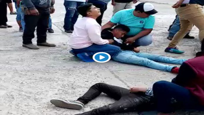 Video: Tres hombres se electrocutan cuando intentaban retirar árbol de Navidad comunitario