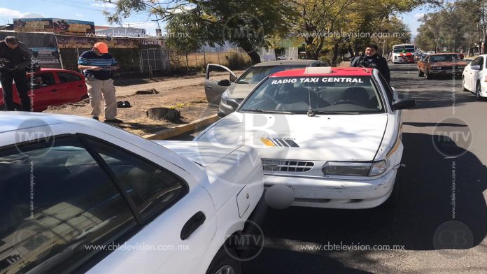 Dos taxis y un auto compacto colisionan sobre Madero Poniente