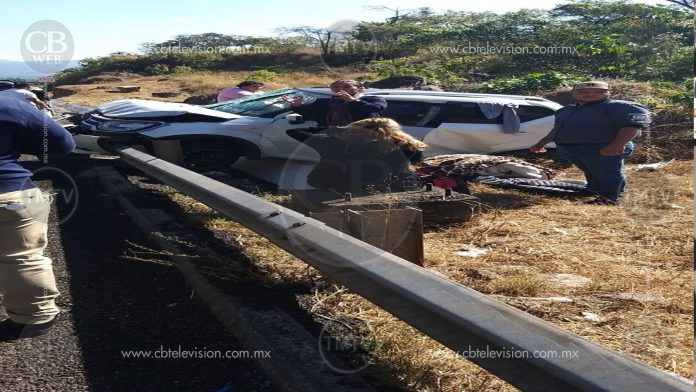 Dos heridos al colisionar un auto con el acotamiento de la Siglo XXI