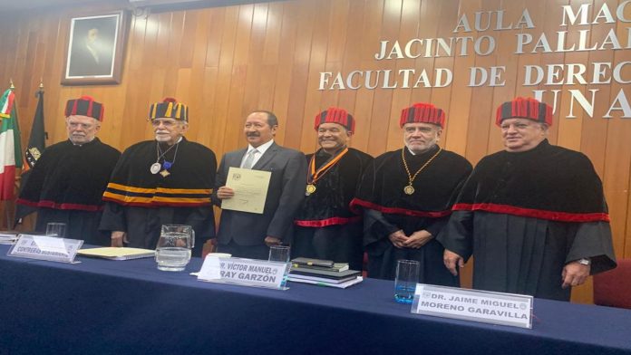 Video: Leonel Godoy se gradúa con honores como doctor en derecho en la UNAM