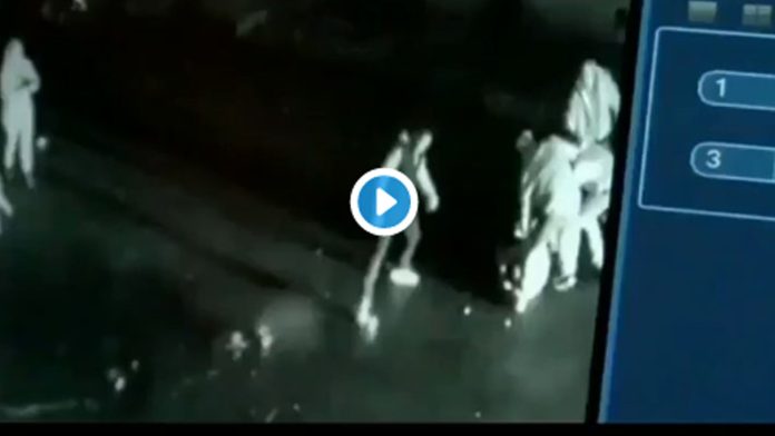 Video: Familia se enfrenta a policías para evitar un arresto; hay un muerto y dos heridos