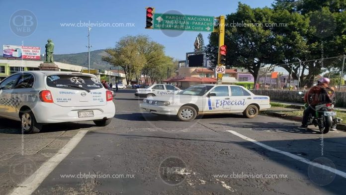 Taxistas bloquean accesos a la ciudad de Uruapan
