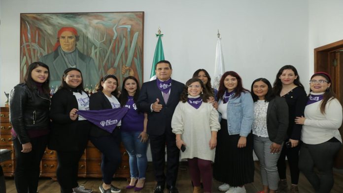 Incongruencia de Silvano al portar pañuelo a favor del movimiento feminista