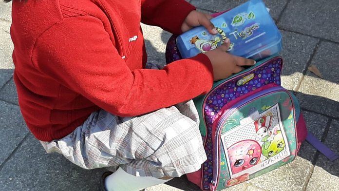 Padres de familia se encuentran a favor de la revisión de mochilas en las escuelas