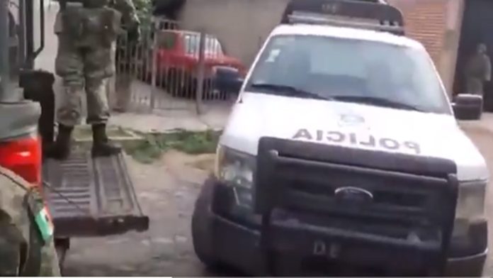 Video: Policías obstruyen el paso a militares para proteger a sicarios del CJNG