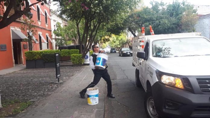 Retiran objetos para apartar lugares en el Centro Histórico