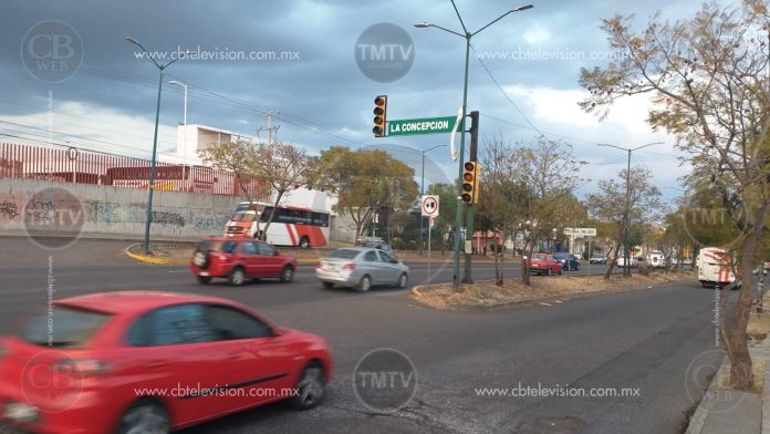 Semáforo descompuesto en Av. Madero Poniente de Morelia. ¡Tome precauciones!