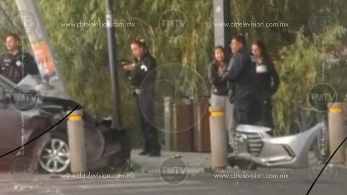 Choca vehículo contra un poste en el cruce de Solidaridad y Arriaga Rivera