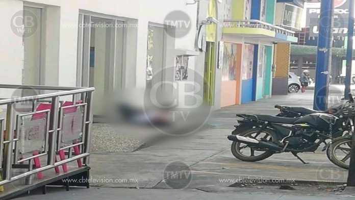 Motosicario ejecuta a cuentahabiente afuera de Bancomer
