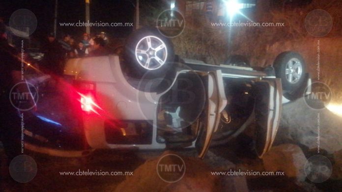 Vuelca camioneta en La Piedad; una mujer resultó herida