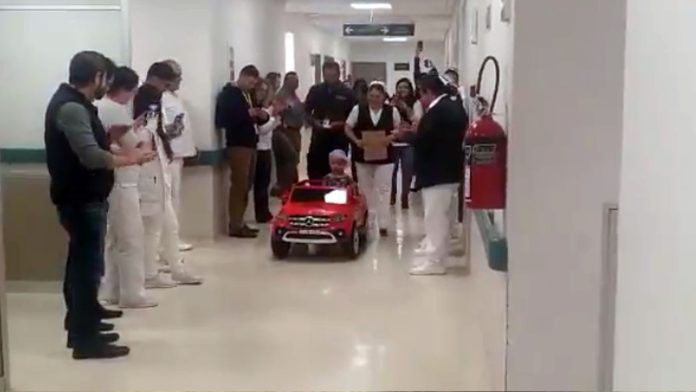 Viral: Médicos del IMSS permiten que niño llegue en carrito eléctrico a quirófano