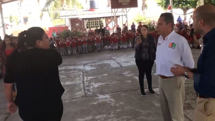 Video: Maestra michoacana encara al encargado de la SEE; ¡Mi plaza la tiene un funcionario!