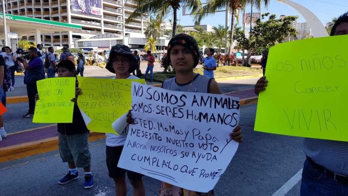 Niños con cáncer bloquean carretera; denuncian cobro de medicamentos