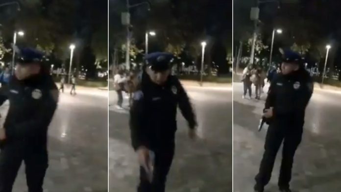 Video: Policía saca su arma y amenaza de muerte a perrito
