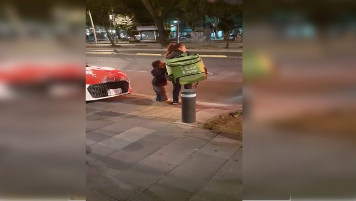 Buscan a repartidora de Uber eats que entrega pedidos a pie junto a su hijito para regalarle una bici