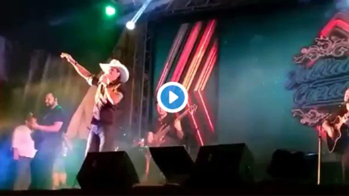 Video: En pleno concierto, cantante se desploma y muere
