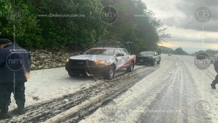 Zitácuaro se pinta de blanco tras granizada