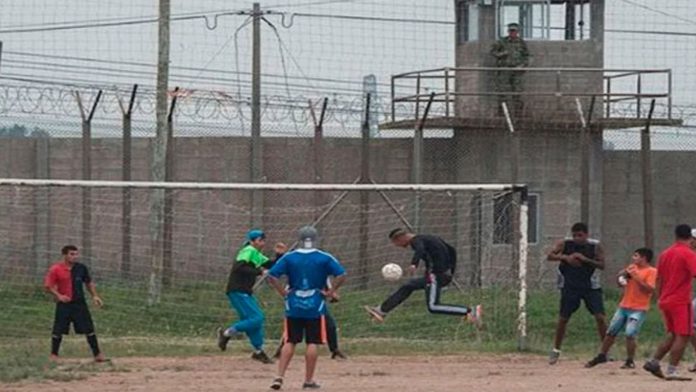 Video: Partido “amistoso” entre narcos en penal termina con 16 muertos