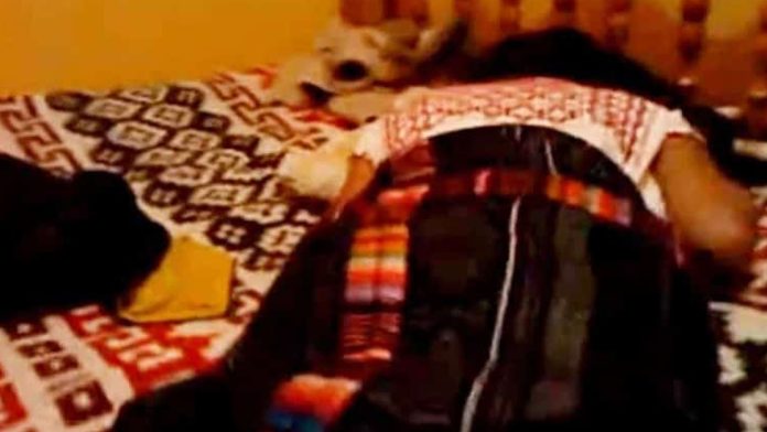 Maestro le regala celular a estudiante indígena; le pide fotos desnuda