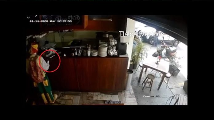 Video: Captan a payaso robando una Tablet dentro de un restaurante