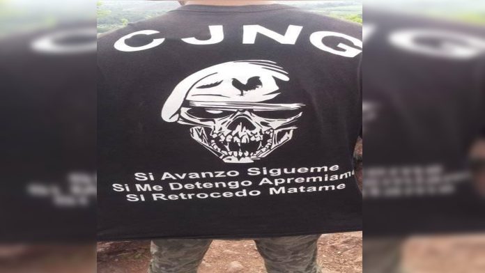Video: Con narcocorridos sicario del CJNG se graba en Michoacán