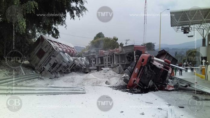 Tráiler doble remolque cargado de “Cal” vuelca en la Siglo XXI; hay dos heridos
