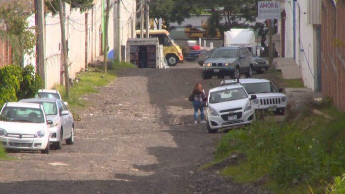 Dieciocho años sin calles pavimentadas ni agua potable en Tinijaro, Morelia