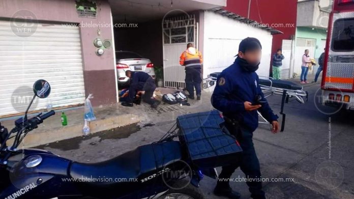 Policías de tránsito rescatan a familia atrapada en casa incendiada