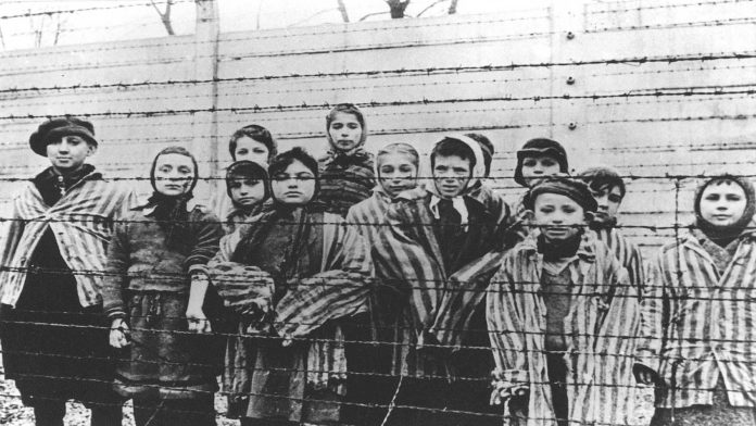 Sobrevivientes del holocausto, visitan campo de concentración de Auschwitz a 75 años de su liberación