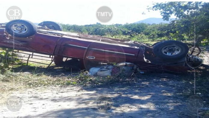 Dos muertos y 25 heridos deja volcadura de camioneta con jornaleros en Terrero