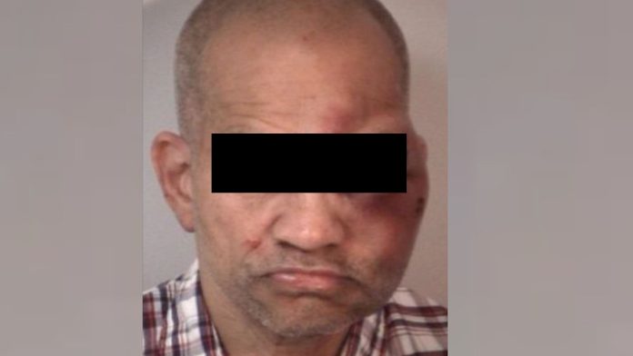 Le propinan una golpiza tras encontrarlo desnudo junto a dos niños