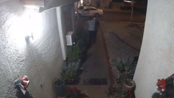 Video: Mujer intenta escapar de su novio; la alcanza y le da una golpiza