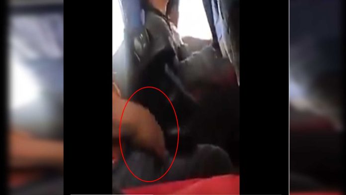 Video: Estudiante exhibe a hombre que se masturbaba junto a ella en autobús