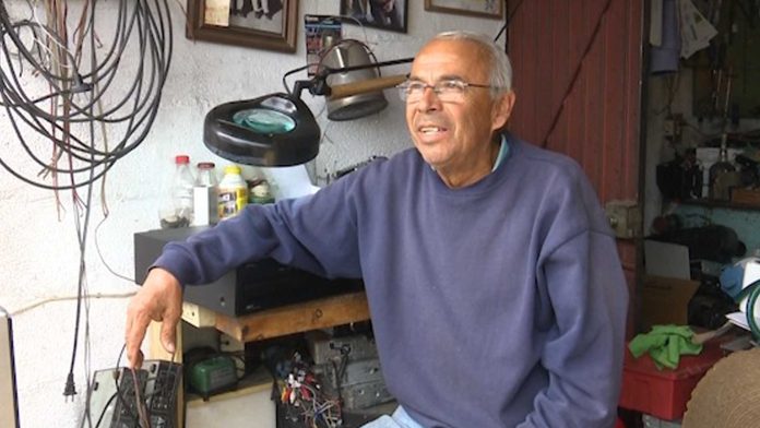 Más de 50 años arreglando electrónicos, esta es la historia de don “Toño”