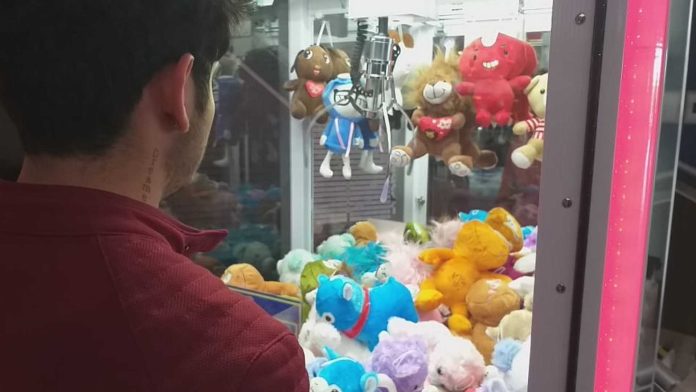 Puedes perder hasta 300 pesos en el juego de la garra mecánica