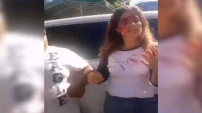 México: Mujer atropella a niña y papás le dan una golpiza
