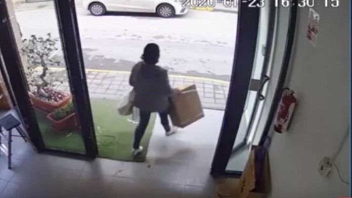 Video: Mujer roba caja de consoladores y los reparte entre sus vecinas