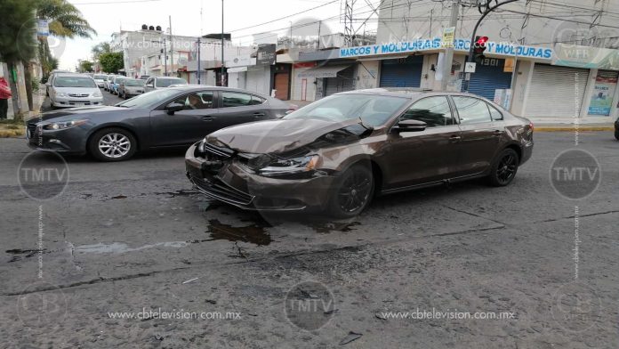 Aparatoso accidente en la av. Lázaro Cárdenas deja un herido