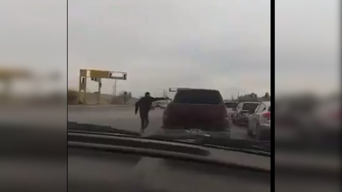 Video: Sicarios se graban haciendo una “ejecución exprés”; asesinan a una pareja