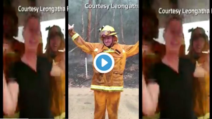 Video: Llueve en Australia tras varios días de incendio; bomberos bailan de alegría