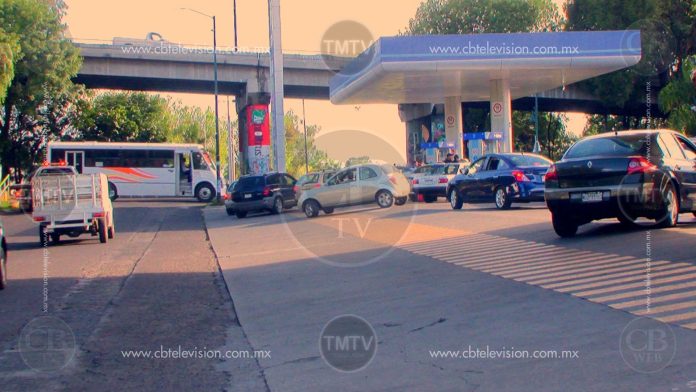 Vecinos reclaman falta de señalamientos y banquetas en col. Tres Puentes