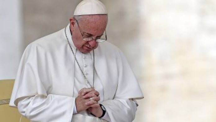 Papa Francisco pide perdón por reprender a mujer que le sujetó la mano