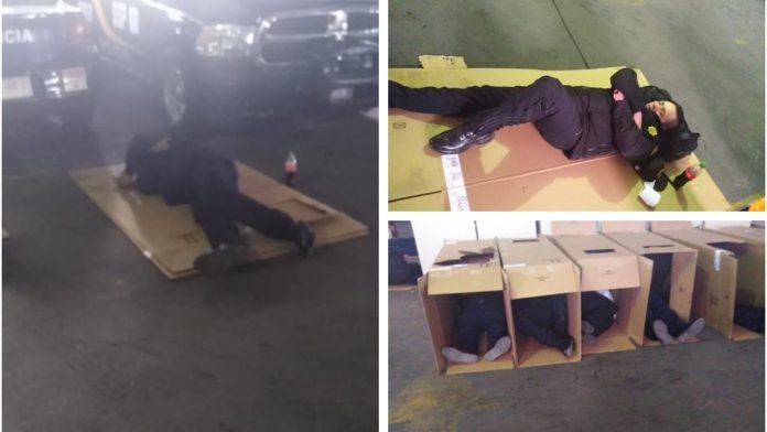 Policías duermen en cajas como castigo por faltistas